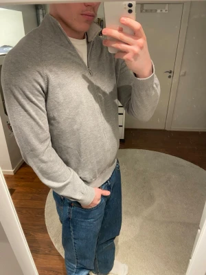 Mango kofta - En stilren zip-up kofta från Mango i mycket bra skick. Nypris: 600kr. Skickas inom en till två dagar. Kontakta mig om du har frågor!