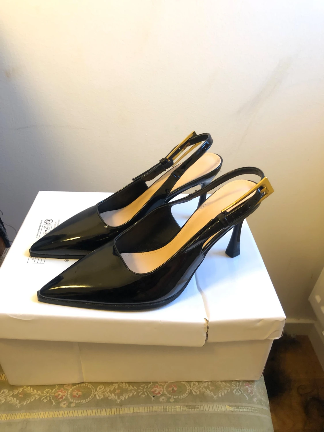 Svarta lackpumps med spetsig tå - 2