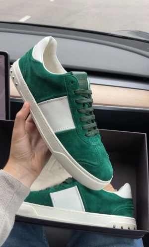 Valentino Flycrew - Säljer nu dessa otroligt feta Valentino Flycrews. Dessa är mycket eftertraktade och produceras inte längre! Skick 9/10 - alla nitar kvar och inga defekter. Box och dustbags ingår vid köp! Hör av er vid funderingar.