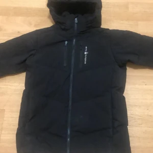 Sail racing jacka - hej säljer min sail racing jacka den är bra för kalla dagar. Den är använd förra vintern bara. Prisen går o diskuteras Om ni har frågor tveka inte o fråga  💯