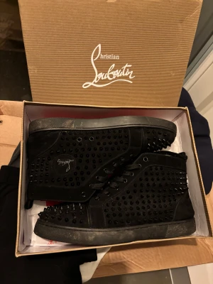 Louboutins strl 44 - Säljer nu ett par höga loubs. Lite smutsiga nu och saknar två styckna spikar längst fram men övrigt fint skick