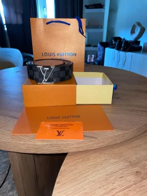 Louis Vuitton rutig svart bälte - Tjenare, säljer detta feta lv bälte i storlek 115! Skriv innan köp👍 fraktar snabbt och skriv om ni har nån fråga😀