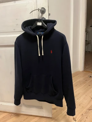 Ralph lauren hoodie  - Riktigt snygg och skön raffe hoodie i storlek S. Mycket fint skick! Nypris över 2k, mitt pris 999kr annars behåller jag häldre🙌😄mvh 