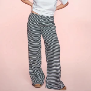 Striped trousers gina tricot - Säljer ett par striped trousers i storlek S från gina tricot. Säljer då jag inte riktigt använder dom. Köparen står för frakten.  Obs lånade bilder