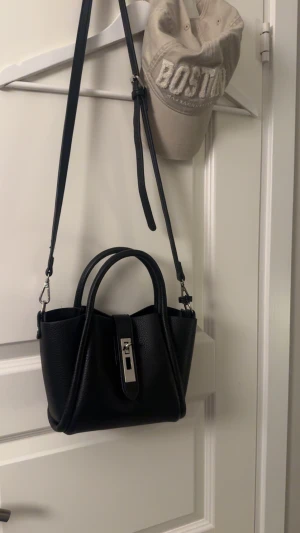 Gina Handväska  - Jätte fin handväska från Gina i jätte bra skick! 