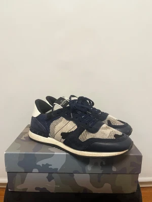 Valentino Rockrunner - Säljer dessa asfeta rockrunners i sjukt fint skick. Skulle säga 9/10 det finns vissa fläckar men ingenting mer. Allt og ingår. Storlek 45. Hör av er vid frågor eller funderingar!