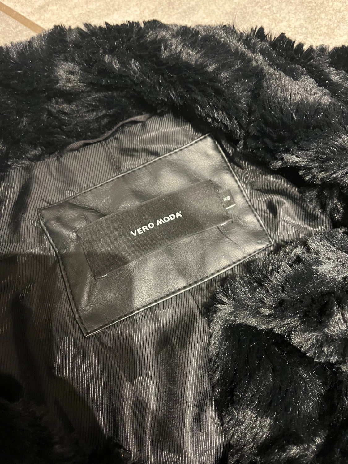 Svart pälsjacka från Vero Moda - 3