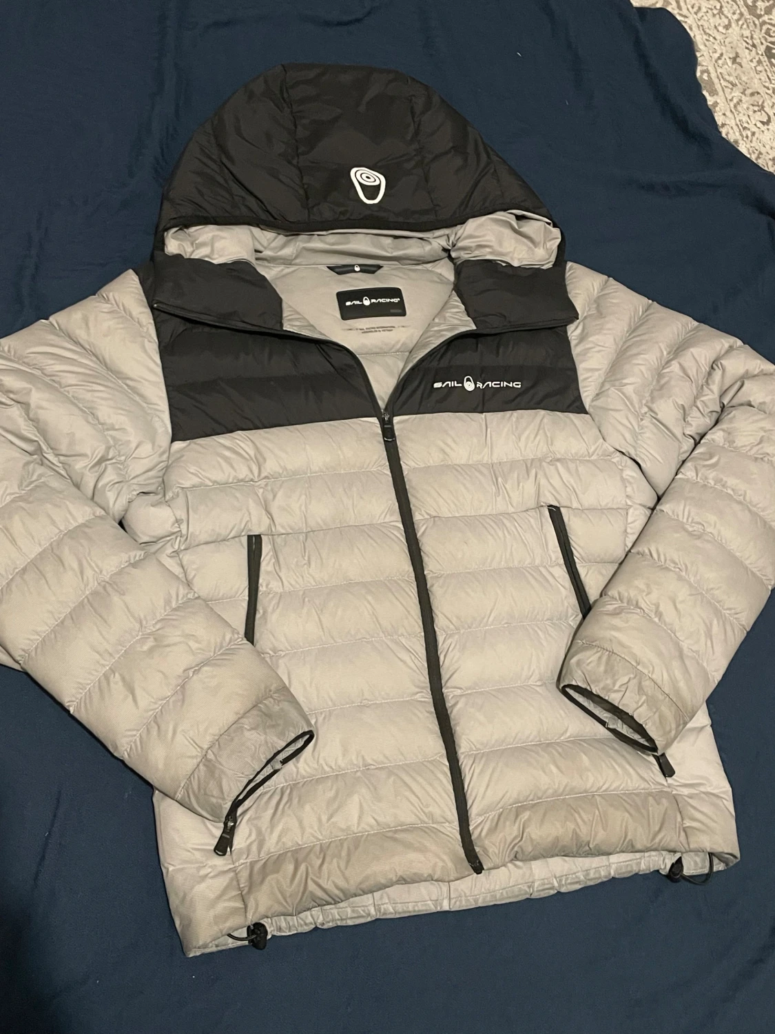 Grå och svart dunjacka Sail Racing