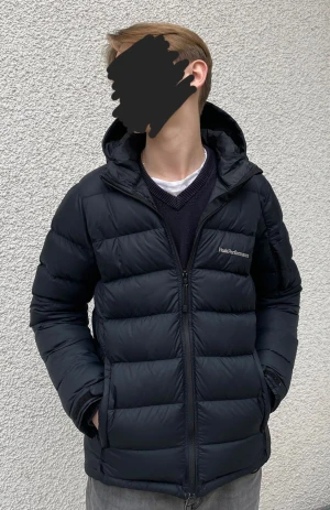 Peak Performance jacka - Svart JR Frost Down Puffer Jacket från Peak Performance i mycket bra skick. Använd i knappt en säsong och perfekt nu till vintersäsongen. Modellen är 173cm och jackan är storlek 170. Nypris: 2699kr