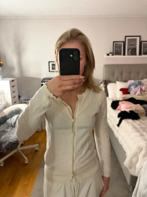 Kofta med knappar  - Säljer denna fina kofta som man kan använda själv som tröja eller som en kofta över något annat. Den är från märket Dorothy Perkins. Bra skick. Vit/cremevit färg 