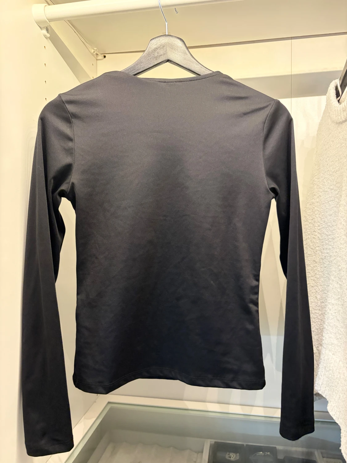 Svart långärmad topp med fyrkantig hals - 1