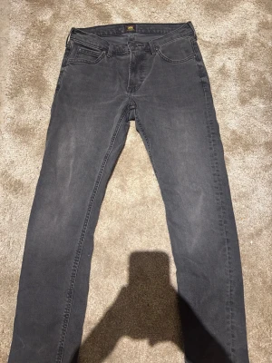 Lee Jeans Luke Slim Fit - Storlek Waist 29 Length 30, helt oanvända eftersom jag köpte fel storlek Nypris 1299kr Om du har någon fråga tveka inte på att höra av dig! 