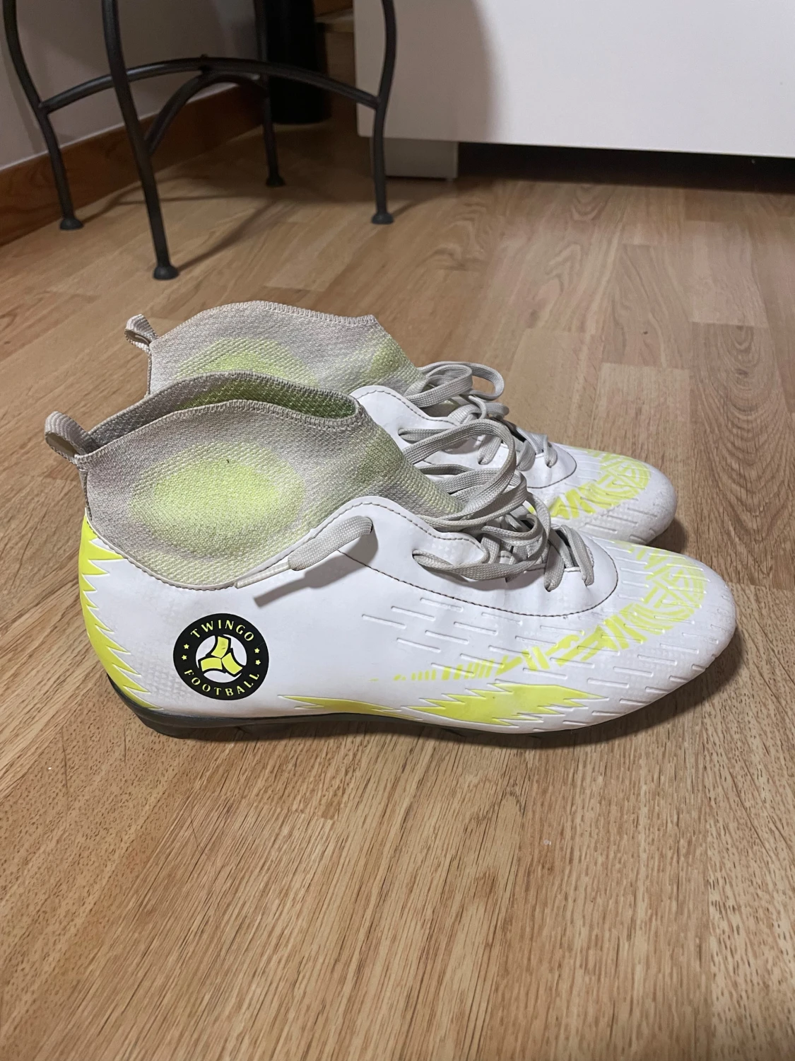 Twingo vita och gula fotbollsskor - 1