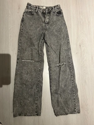 Gråa jeans - Gråa mom jeans med öppna knän 