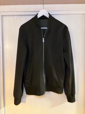 Zip tröja från J.Lindeberg - En zip tröja från J.Lindeberg som är i fint skick och har storleken S. Säljer då den är lite liten på mig. Vid frågor så är det bara att höra av sig!