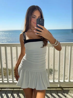 Vit och svart kortklänning från 14+ - Supersöt kort klänning från Gina  14+ i vitt med svarta breda axelband och kant . Klänning är endast testad och lappen sitter kvar❣️