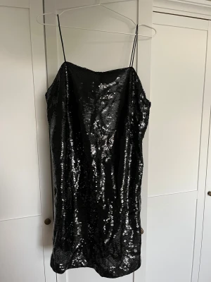 Svart paljett klänning - Superfin paljettklänning från Hm. Endast använd en gång. Perfekt till nyår eller fest! 🎊 Rak passform, dragkedja på sidan. Storlek S/M. 