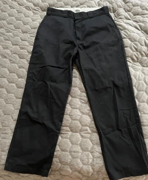 Dickies byxor  - Coola byxor från Dickies!! Få tecken på användning. Storlek W31. Eventuella veck som syns på bild medföljer förstås inte vid köp! 