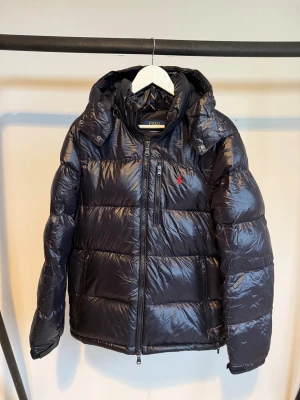 *Äkta* Ralph Lauren Pufferjacka  - Säljer en äkta Ralph lauren (glansig) pufferjacka i nyskick! Retail priset ligger på 6600kr💫