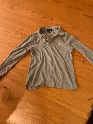 Långärmad piké ifrån polo Ralph lauren - Grå långärmad piké ifrån polo Ralph lauren storleken är 10-12
