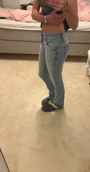 Ljusblå bootcut jeans med låg midja - ljusblåa fina low waist jeans 