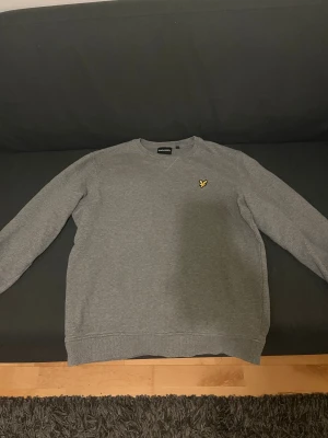 Lyle & scott tröja - En tröja utan huva som ser bra ut, sitter bekvämt och har bra passform. Färger är mörkgrå.