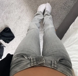 Lågmidjade gråa Jeans  - Köpte dessa Lågmidjade snygga pepe Jeans för ett årseden men dom var för korta på mig så använde aldrig dom och de hamnade i garderoben. Nu säljer jag dessa pepe jeans som är i väldigt bra skick för 300kr nypris 1000kr Bilderna är lånad från hon jag köpte dom av på plick skriv om det önskas fler bilder :)