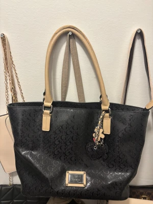 Märkesväskor 2st - Stora väskan är lite sliten i banden men resten är fint skick. Lilla väskan är inget fel på, sällan använd. 