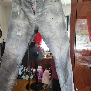 Dsquared2 styratvättade straight-jeans med strassutsmycking - Et par hel nye dsquared2 styratvättade straight-jeans med strassutsmycking med mærke på dem ved ikke om man kan se dem på de billeder jeg har sat på storlek 50 Nypris 6629kr købt hos Urban Modern väla 
