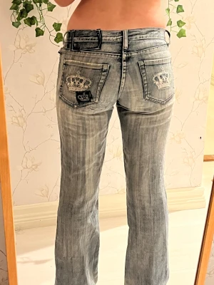 Wiktoria Beckham Lowwaist Jeans (slitna med hål!) - Super fina men nötta lowwaist bootcut jeans från märket wiktoria Beckham. Dem har hål vid knäna och under bakfickorna. Går absolut fortfarande att ha på sig trots att det finns hål och slitningar. (Se bilder ovan) Jag tycker färgen  också är skitsnygg! Skriv ifall du har frågor kring nått också🙏💕
