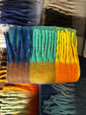 Rutig cashmere halsduk  - En rutig cashmere halsduk perfekt för höst-vintern. Gjord med mjuk cashmere vilket gör den mycket varm. Halsduken är 250cm x 38cm. Aldrig andvänd i perfekt skick.