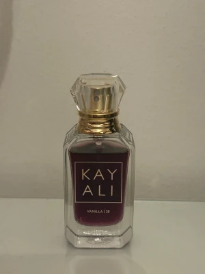 KAYALI perfym vanilj 28 - En hyfsad ny perfym från KAYALI vanilj 28. Har använt väldigt lite. Säljer för 130 nypris 200. 