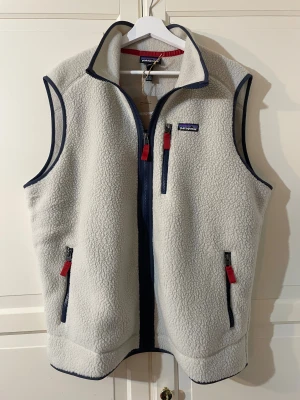 Patagonia väst XL - Hej, säljer en patagonia väst i färgen pelican/smolder blue. Storlek XL. Aldrig använd då de vart ett impulsköp som jag ångrar. Köptes på naturkompaniet i sommras, kvitto finns och prislapp sitter kvar. 