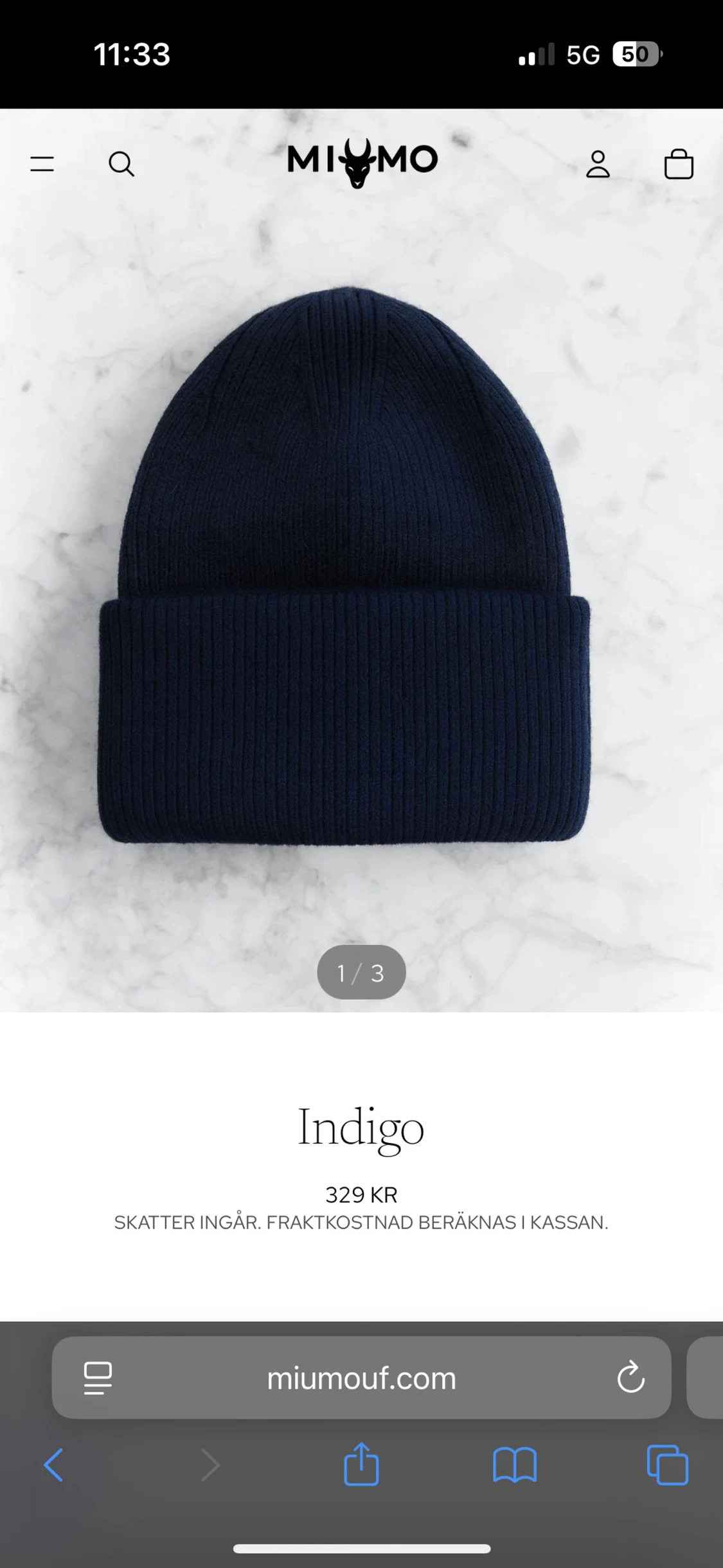 Indigoblå ribbstickad mössa från MIUMO