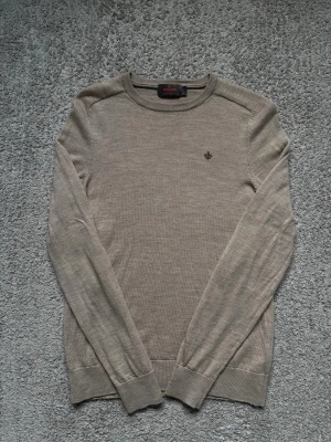 Stickad tröja från Morris - Tja, säljer en fet beige stickad tröja i storlek S från Morris, tröjan är i väldigt bra skick och har inga defekter, modellen är 178 cm lång. Kom privat vid minsta lilla och pris går att diskutera vid snabb affär💯🥂🍾