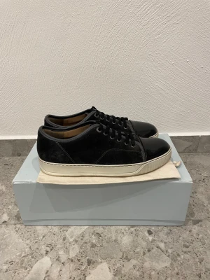 Lanvin Cap Toe - Lanvin Cap Toe || Storlek UK 7 (EU 41) || Skorna är i mycket bra skick (se bilder) || Box och Dustbag medföljer || Tveka inte på att höra av dig vid frågor eller funderingar 
