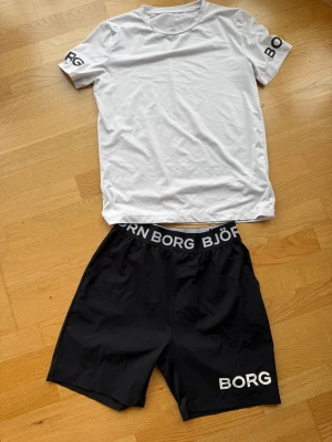 Junior Björn Borg svarta shorts och vit funktionströja - Snygga svarta träningsshorts och tillhörande vit T-shirt från Björn Borg. 