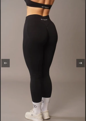 Gtech performance seamless scrunch Thights - Getchs storsäljare som är helt slut på hemsidan. Enbart provad. Stl S passade inte mig så säljer den vidare till någon som verkligen vill ha den! Info från deras hemsida: ✔️ Medium kompression för formande effekt ✔️ Lågt midjeband för en smickrande silhuett ✔️ Subtil scrunch och unik konturdesign ✔️ Material: 90% Nylon | 10% Spandex 