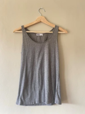 Grått basplagg  - Behöver du uppdatera garderoben med pasplagg? Köp flera av mig. Denna T-shirten är från Bikbok i storlek XS. 11kr. Kommer från djur och rökfritt hem. Finns att hämta i Göteborg eller kan skickas via valfri app.   