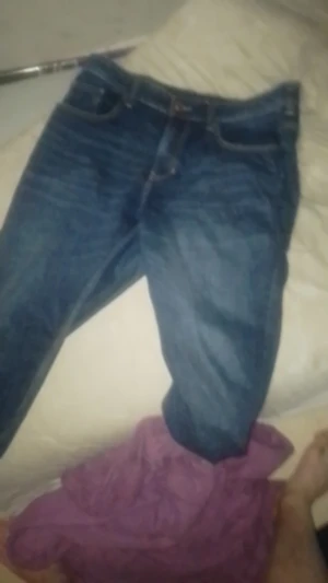 Blå raka jeans från C&A W38 L32 - Säljer ett par klassiska blå jeans från C&A i rak modell. Jeansen har fem fickor, normal midja och tydliga kontrastsömmar. Perfekt för dig som gillar en enkel och tidlös stil. Materialet är slitstarkt denim och passformen är straight.