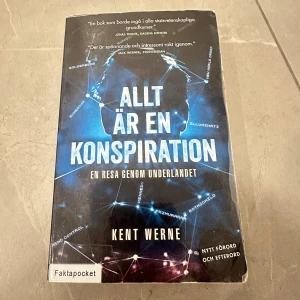 Allt är en konspiration - Skönlitterär bok  - Säljer denna  intressanta boken då jag läst ut den! Kan verkligen rekommenderas starkt till den som tycker om att läsa och inte vill ha nått som gör dig uttråkad. 