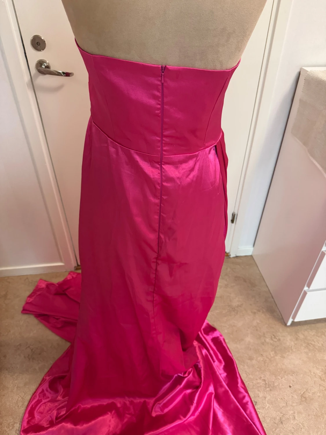 Rosa långklänning med paljettdetalj - 1