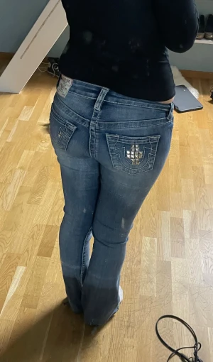 True Religion Jeans - Jättefina jeans i storlek 25, sitter bra i längden på mig som är 164 💖 Är slitna på botten men det är inget man tänker på