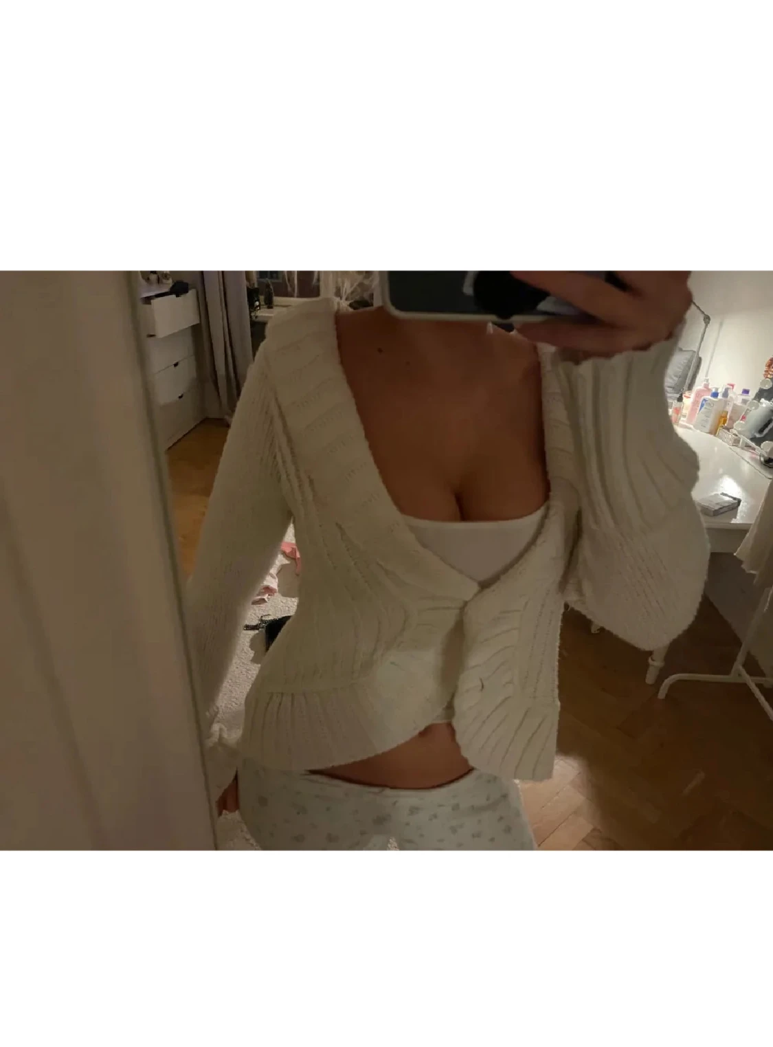 Vit ribbad kofta med v-ringning - 1