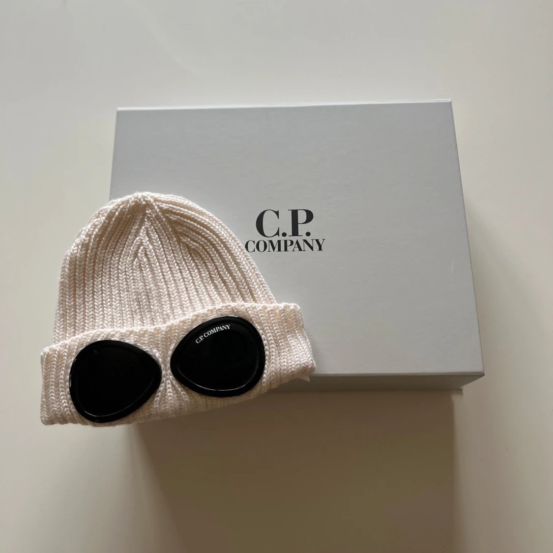 Vit ribbad mössa från C.P. Company