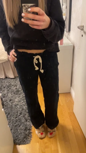 Roxy byxor  - Säljer populära linnebyxorna från roxy då jag har dubbletter. Köpte för 500kr. Använt kanske 1/2 gånger🥰I storlek M men sitter som S! Finns snöring. Dom är i helt nytt skick, inga hål osv!! 