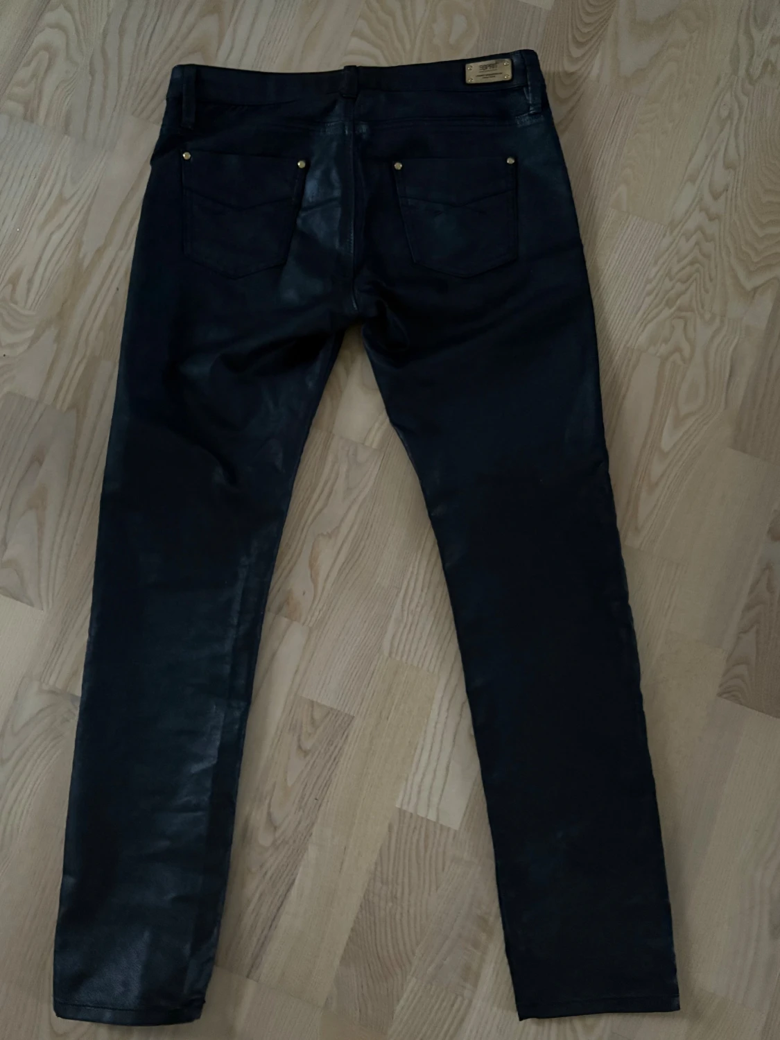 Lågmidjade svarta jeansbyxor från Esprit - 1