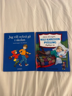 Jag vill också gå i skolan & Nils Karlsson-Pyssling flyttar in - Två klassiska barnböcker av Astrid Lindgren med färgglada illustrationer av Ilon Wikland. Perfekta för unga läsare som gillar äventyr, vänskap och fantasifulla berättelser. Böckerna har hårda pärmar och är i fint skick.