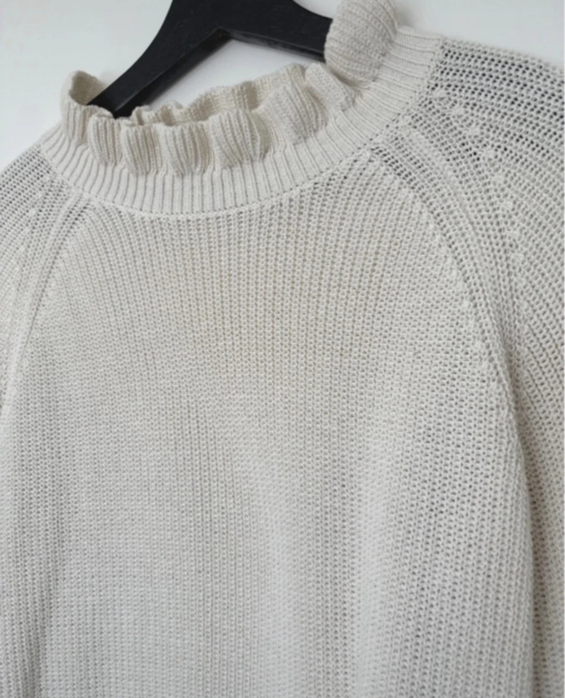 Vit stickad tröja med volangkrage - 3