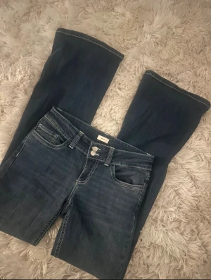 Nelly-Low waist bootcut stitch jeans - Nelly  Low waist bootcut stitch jeans  Mörkblå Stl. 36/S Aldrig använda  Som ny